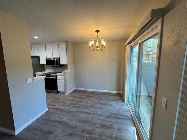 Building Photo - 2Bed - 2Bath ground level