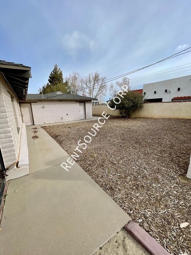 Building Photo - 1022 W Lancaster Blvd