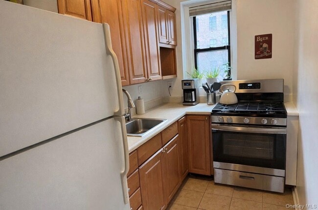 Building Photo - 300 Main St