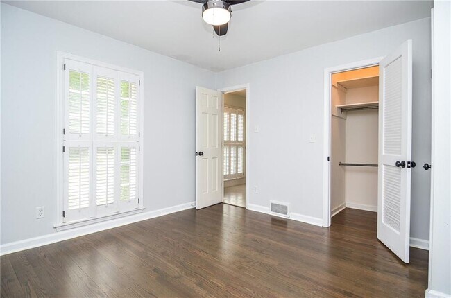 Building Photo - 2079 Street De Ville