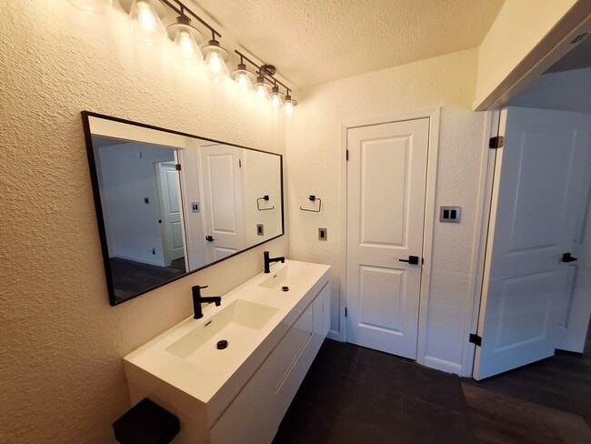 Building Photo - 1005 Ridgeline Dr