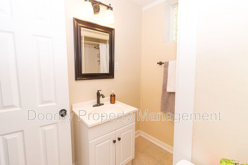 Building Photo - 1309 Labrea Dr