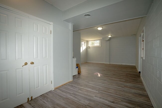 Building Photo - Spacious country flat