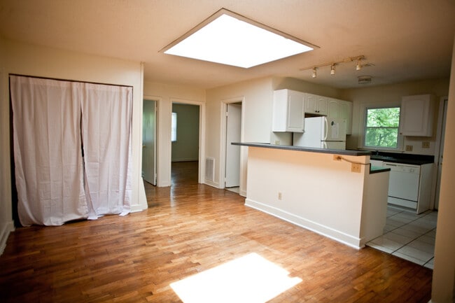 Building Photo - Walk or Ride to UNC Hospital from this 2 bedroom condo