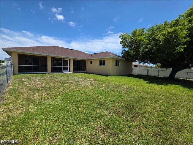 Building Photo - 4614 SW 9th Pl