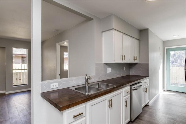 Building Photo - 913 Chisholm Cove