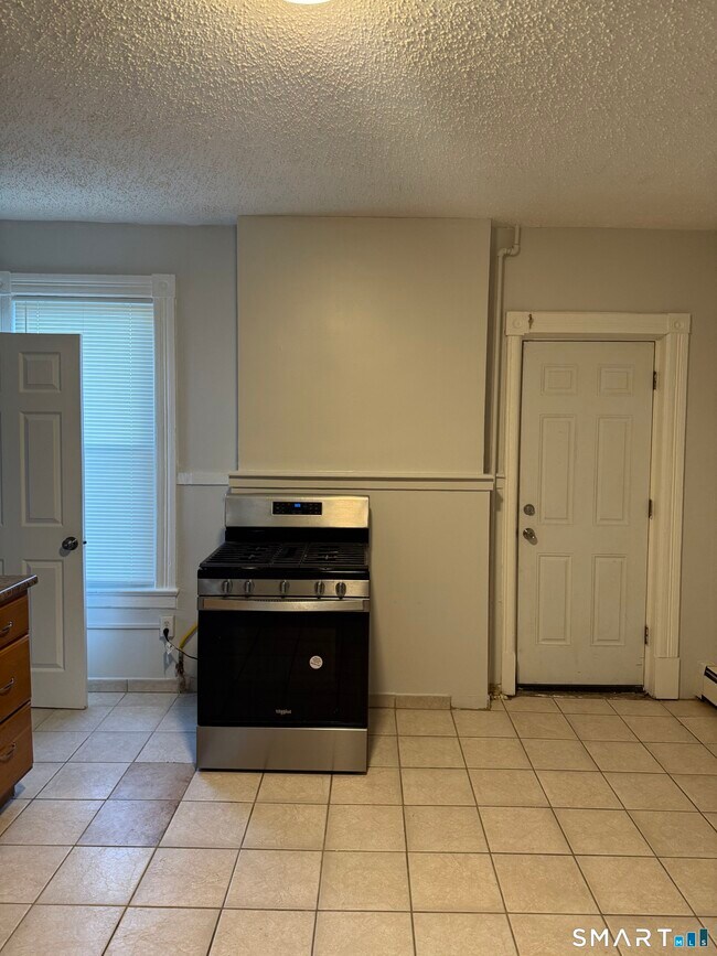 Building Photo - 192 Russ St