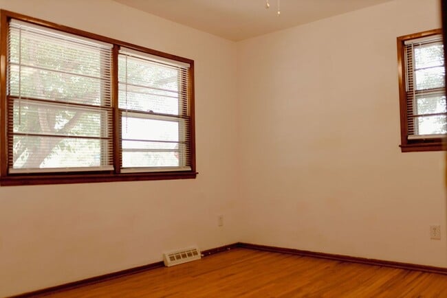 Building Photo - 102 S Mt Carmel St