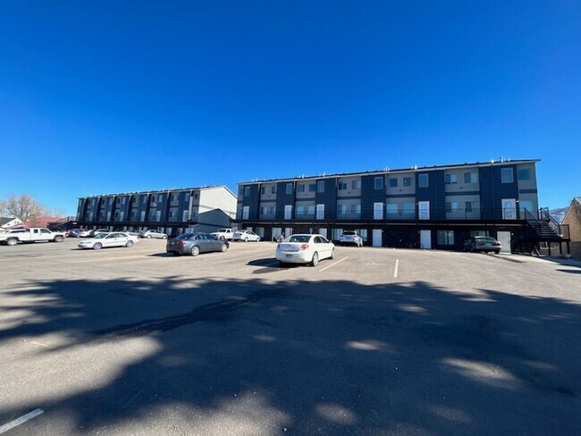 Building Photo - 10 Bed room Condo/Townhome
