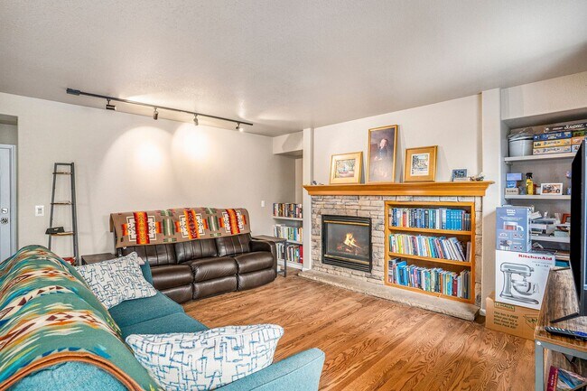 Building Photo - Beautiful 4 Bed, 3.5 Bath Home in Grant Ranch Neighborhood!