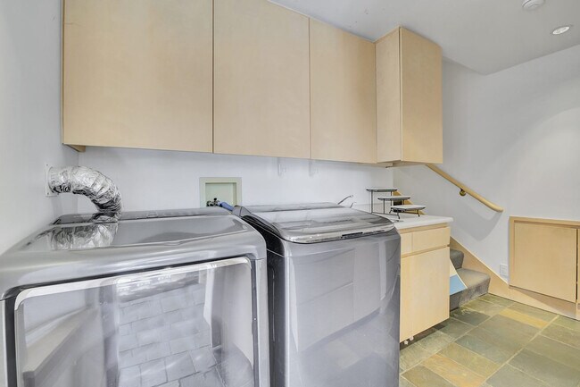 Building Photo - 319 Tappan Terrace