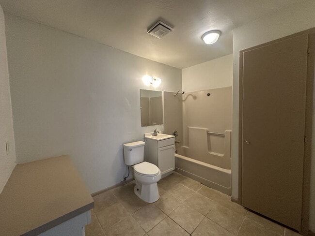 Building Photo - Charming 3-Bed Home in North Tulsa with Sp...