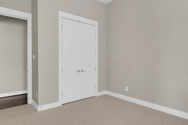 Building Photo - 806 Thornton Rd