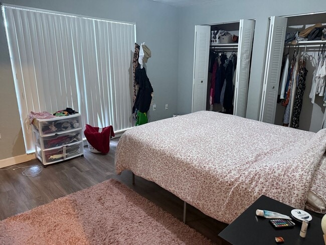 Building Photo - * MOVE IN SPECIAL * 1/2 OFF 2ND MONTH'S RENT!! Spacious 1,226 SF Unit - 2 bd / 2 ba near UF - Bra...