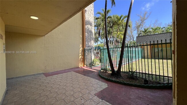 Building Photo - 666 W 81st St