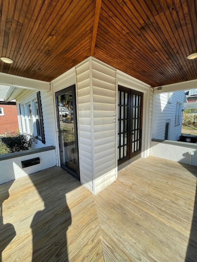 Building Photo - Three bedroom one bathroom home for rent