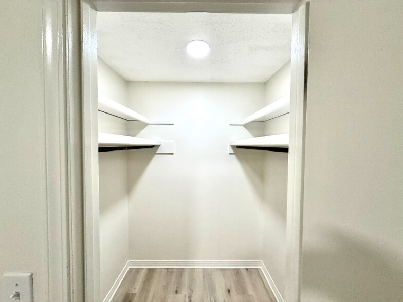 Building Photo - 9345 Chisholm Rd