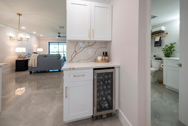 Building Photo - 7920 Eastlake Dr