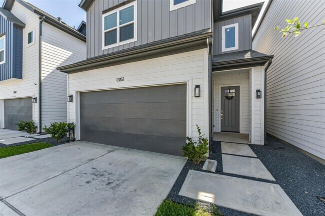 Building Photo - 13151 Perennial Spgs Dr