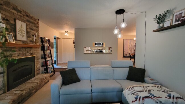 Building Photo - 1859 Yuma Ln N