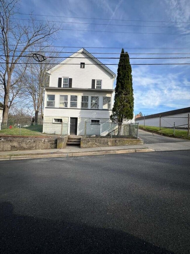 Building Photo - 8 Hampton St