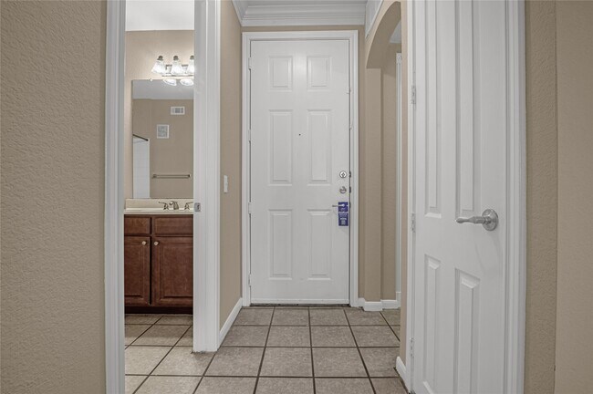 Building Photo - 7575 Kirby Dr