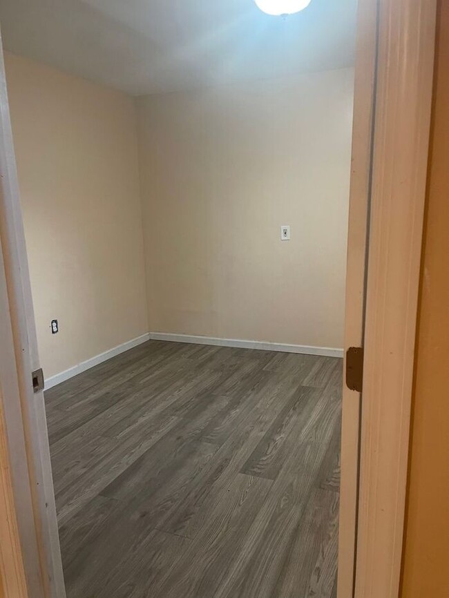 Building Photo - Special One bedroom for garden and pet lovers