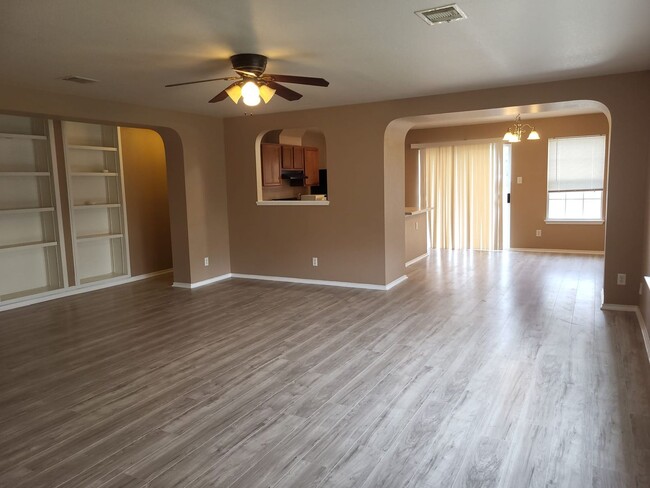 Building Photo - Well Maintained Corner Lot Property Ready ...