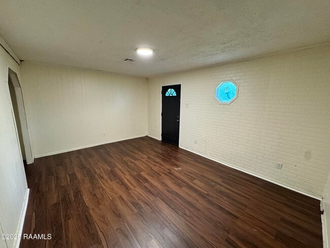 Building Photo - 105 Chag St