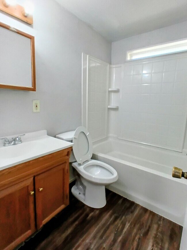 Building Photo - Epperly Heights School- *PROMO FIRST FULL MONTH FREE!