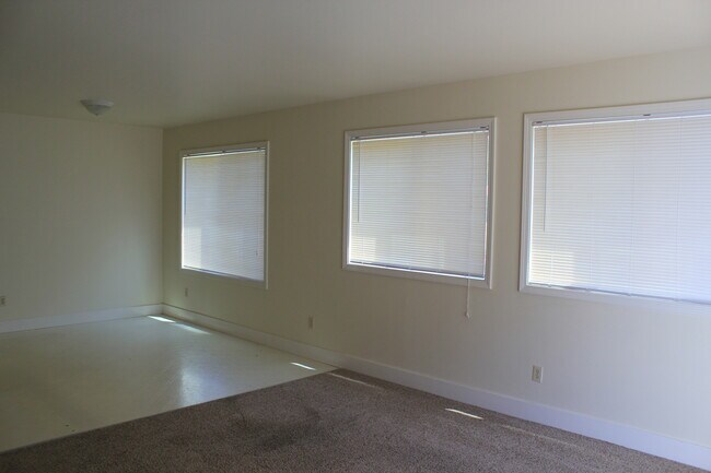 Building Photo - 1308 N Brooklane St