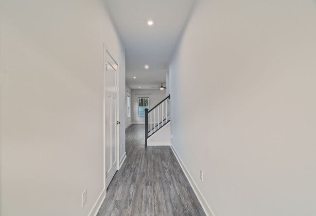 Building Photo - Relaxed Summerville Living Starts Here!