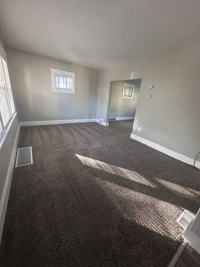 Building Photo - 8009 Vineyard Ave