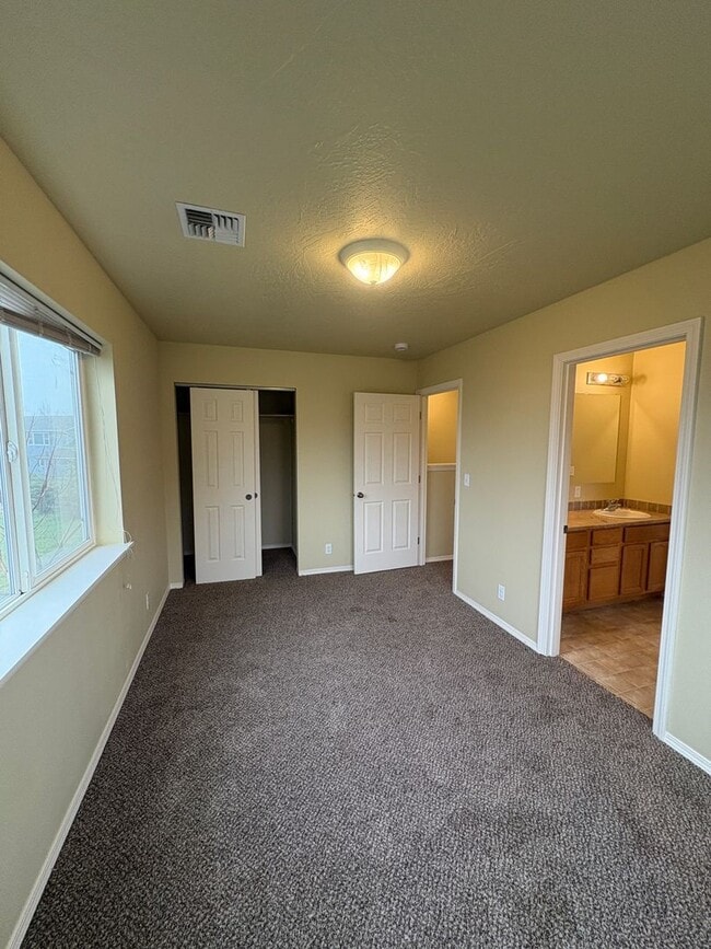 Building Photo - 3 Bedroom Duplex on Bailey Hill Rd