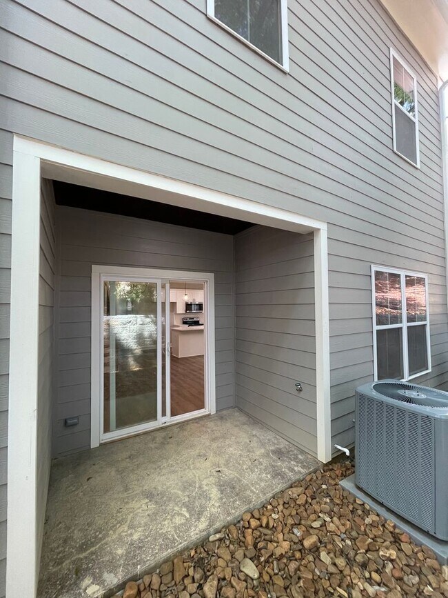 Building Photo - New 3/2.5 Townhouse in Downtown Rome $2,295