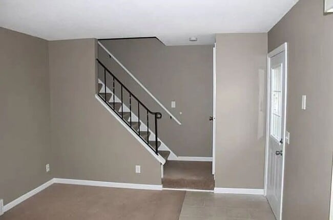 Building Photo - 721 Circle Dr