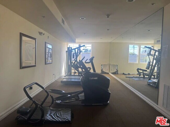 Building Photo - 14242 Burbank Blvd