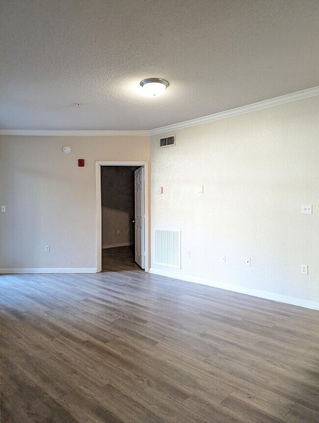 Building Photo - Conveniently located, Updated 2x2 corner b...