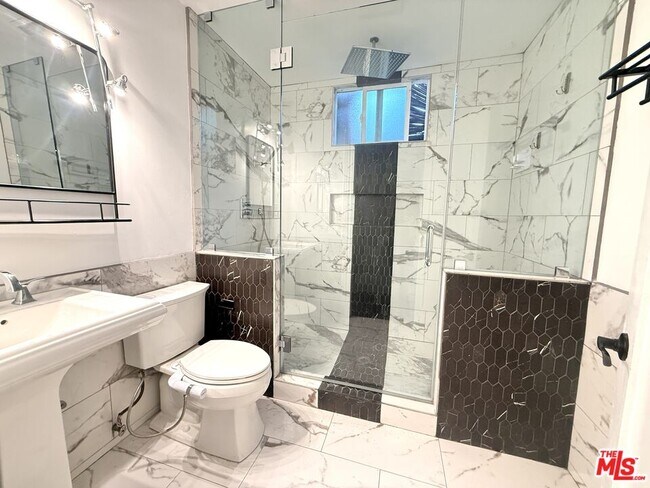 Building Photo - 2701 S Harcourt Ave