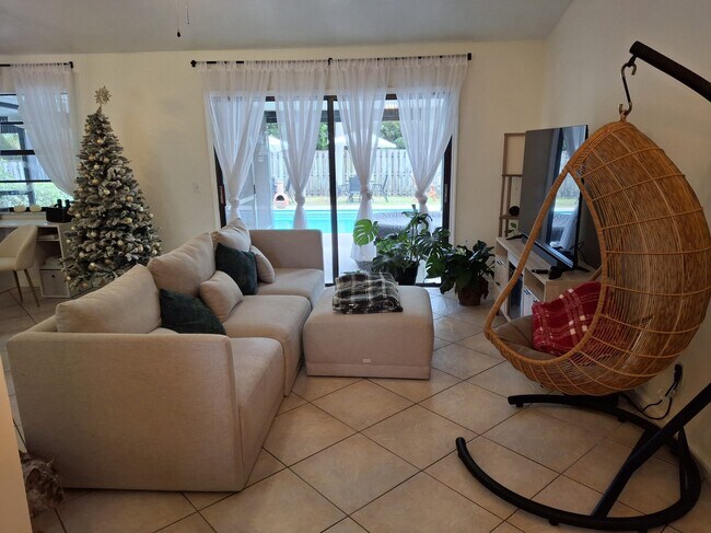 Building Photo - 385 Toledo St