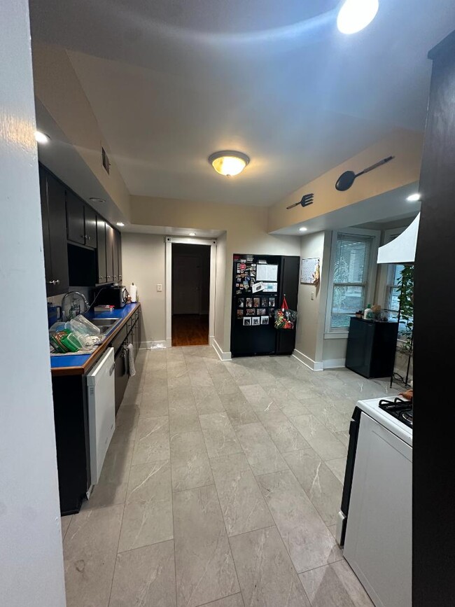 Building Photo - 813 Maine St