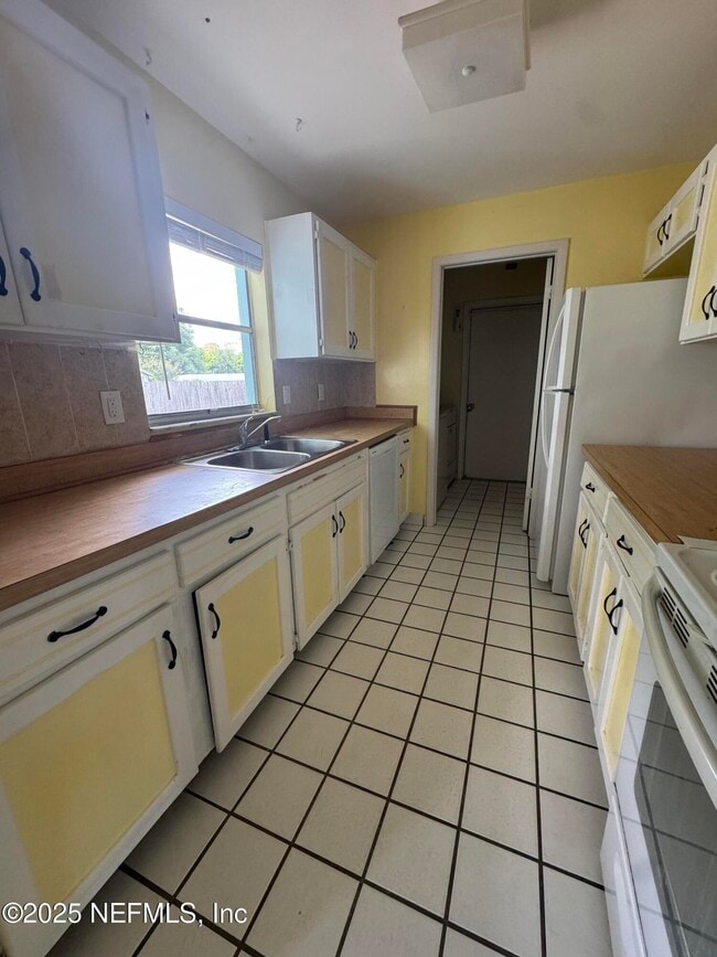 Building Photo - 283 Almansa Rd