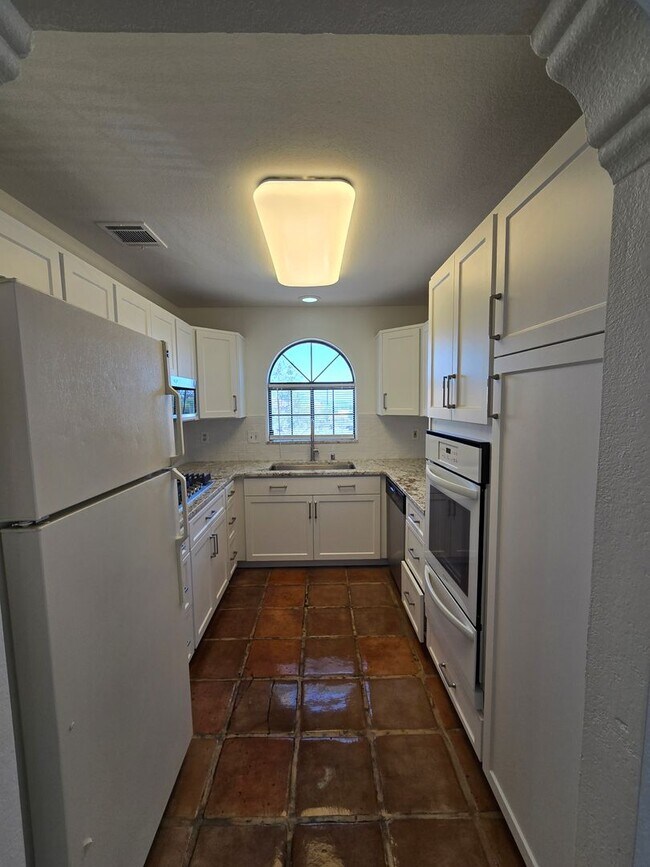 Building Photo - 1421 Santa Margarita St