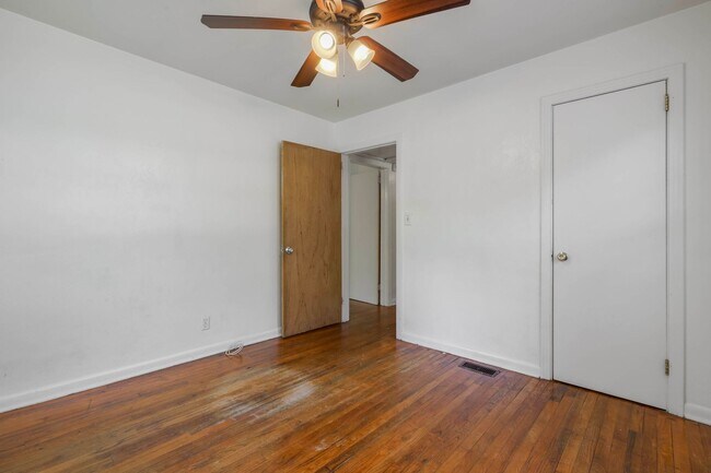 Building Photo - 4 bed 2 bath house, Walk to Stadium!! Available August 2026