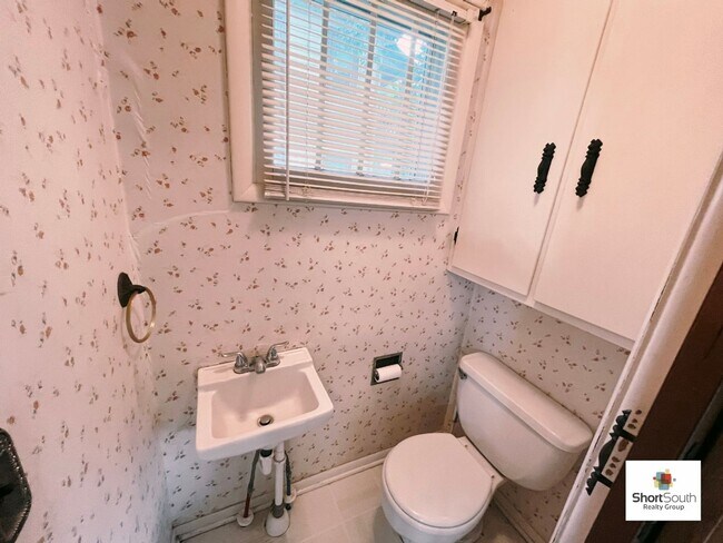 Building Photo - Recently updated 4 bed 1.5 bath Single Fam...