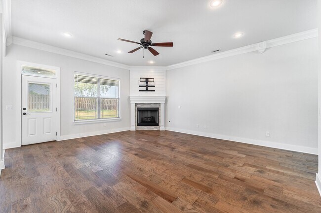 Building Photo - Luxury Living in Bentonville: Modern 4 Bed, 3 Bath Home with Fenced Yard
