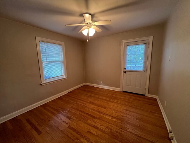 Building Photo - Updated 3+ Bedroom Brick Bungalow in Brentwood!