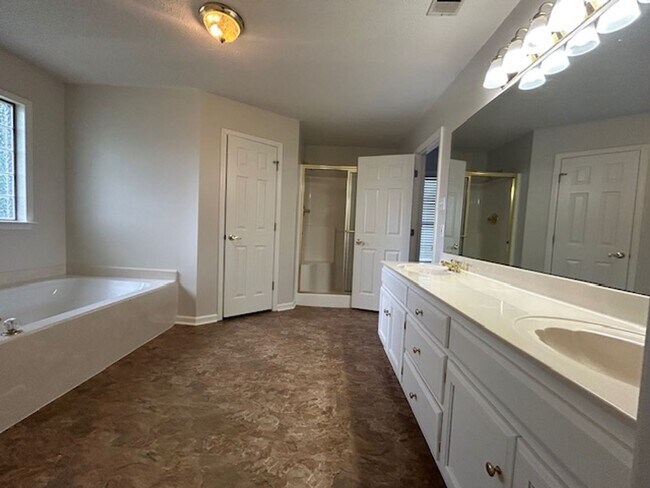 Building Photo - 4073 Willow Glen Cir