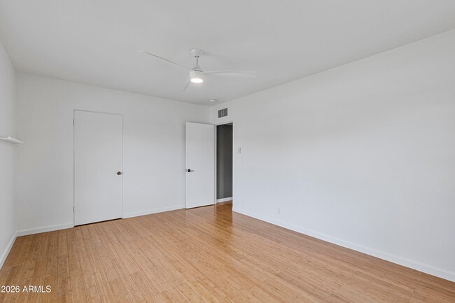 Building Photo - 4213 E Lewis Ave