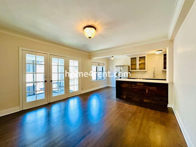 Building Photo - Luxury Condo Living Near the Country Club Plaza!